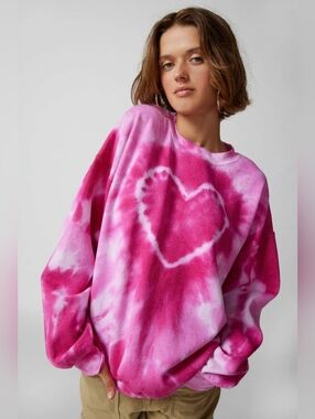 292. NWT - URBAN RENEWAL Remade Pink Tie-Dye Heart Oversized Sweatshirt